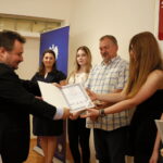 Podsumowanie I edycji Świętokrzyskiej Olimpiady Wiedzy Konsumenckiej organizowanej przez Wojewódzki Inspektorat Inspekcji Handlowej w Kielcach. Miejsce II - nagrodę odbiera Julia Dziuba / Marzena Mąkosa / Radio Kielce