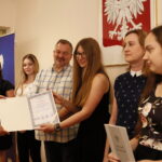 Podsumowanie I edycji Świętokrzyskiej Olimpiady Wiedzy Konsumenckiej organizowanej przez Wojewódzki Inspektorat Inspekcji Handlowej w Kielcach. Miejsce II - nagrodę odbiera Julia Dziuba / Marzena Mąkosa / Radio Kielce