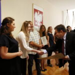 Podsumowanie I edycji Świętokrzyskiej Olimpiady Wiedzy Konsumenckiej organizowanej przez Wojewódzki Inspektorat Inspekcji Handlowej w Kielcach. Miejsce I - nagrodę odbiera Julia Barańska / Marzena Mąkosa / Radio Kielce