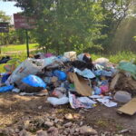 Dzikie wysypiska śmieci przy ogródkach działkowych / Marzena Mąkosa / Radio Kielce