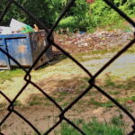 Dzikie wysypiska śmieci przy ogródkach działkowych / Marzena Mąkosa / Radio Kielce