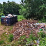 Dzikie wysypiska śmieci przy ogródkach działkowych / Marzena Mąkosa / Radio Kielce