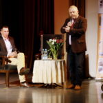 Patriotyzm i sport to dobre połączenie. Spotkanie ze Sławomirem Szmalem w WDK. Na zdjęciu: Sławomir Szmal - piłkarz ręczny PGE Vive i dr Stanisław Hojda / Marzena Mąkosa / Radio Kielce