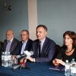 Przekazanie umowy na dofinansowanie projektu Parku Dziedzictwa Gór Świętokrzyskich na terenie Nowej Słupi / Marzena Mąkosa / Radio Kielce