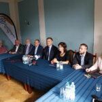 Przekazanie umowy na dofinansowanie projektu Parku Dziedzictwa Gór Świętokrzyskich na terenie Nowej Słupi / Marzena Mąkosa / Radio Kielce