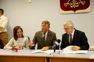 Podpisanie umów w ramach programu Maluch + / Marzena Mąkosa / Radio Kielce