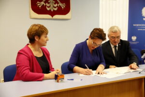 Podpisanie umów w ramach programu Maluch + / Marzena Mąkosa / Radio Kielce