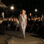 Pokaz mody na Zamku Królewskim w Chęcinach. XX jubileuszowy Festiwal Off Fashion / Marzena Mąkosa / Radio Kielce