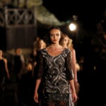 Pokaz mody na Zamku Królewskim w Chęcinach. XX jubileuszowy Festiwal Off Fashion / Marzena Mąkosa / Radio Kielce