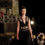 Pokaz mody na Zamku Królewskim w Chęcinach. XX jubileuszowy Festiwal Off Fashion / Marzena Mąkosa / Radio Kielce