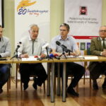 Studenci PŚK pomogą w inwentaryzacji obiektów budowlanych znajdujących się na terenach świętokrzyskich i nadnidziańskich parków krajobrazowych - podpisanie umowy. Na zdjęciu: prof PŚK dr hab. inż. Grzegorz Świt, prof dr hab. inż Wiesław Trąmpczyński, Adam Jarubas - marszałek województwa świętokrzyskiego, Tomasz Hałatkiewicz - dyrektor Zespołu Świętokrzyskich i Nadnidziańskich Parków Krajobrazowych / Marzena Mąkosa / Radio Kielce