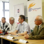 Studenci PŚK pomogą w inwentaryzacji obiektów budowlanych znajdujących się na terenach świętokrzyskich i nadnidziańskich parków krajobrazowych - podpisanie umowy. Na zdjęciu: prof PŚK dr hab. inż. Grzegorz Świt, prof dr hab. inż Wiesław Trąmpczyński, Adam Jarubas - marszałek województwa świętokrzyskiego, Tomasz Hałatkiewicz - dyrektor Zespołu Świętokrzyskich i Nadnidziańskich Parków Krajobrazowych / Marzena Mąkosa / Radio Kielce