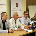 Studenci PŚK pomogą w inwentaryzacji obiektów budowlanych znajdujących się na terenach świętokrzyskich i nadnidziańskich parków krajobrazowych - podpisanie umowy. Na zdjęciu: prof PŚK dr hab. inż. Grzegorz Świt, prof dr hab. inż Wiesław Trąmpczyński, Adam Jarubas - marszałek województwa świętokrzyskiego, Tomasz Hałatkiewicz - dyrektor Zespołu Świętokrzyskich i Nadnidziańskich Parków Krajobrazowych / Marzena Mąkosa / Radio Kielce