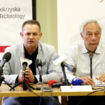 Studenci PŚK pomogą w inwentaryzacji obiektów budowlanych znajdujących się na terenach świętokrzyskich i nadnidziańskich parków krajobrazowych - podpisanie umowy. Na zdjęciu: prof PŚK dr hab. inż. Grzegorz Świt i prof dr hab. inż Wiesław Trąmpczyński / Marzena Mąkosa / Radio Kielce