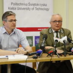 Studenci PŚK pomogą w inwentaryzacji obiektów budowlanych znajdujących się na terenach świętokrzyskich i nadnidziańskich parków krajobrazowych - podpisanie umowy. Na zdjęciu: Adam Jarubas - marszałek województwa świętokrzyskiego i Tomasz Hałatkiewicz - dyrektor Zespołu Świętokrzyskich i Nadnidziańskich Parków Krajobrazowych / Marzena Mąkosa / Radio Kielce