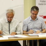 Studenci PŚK pomogą w inwentaryzacji obiektów budowlanych znajdujących się na terenach świętokrzyskich i nadnidziańskich parków krajobrazowych - podpisanie umowy. Na zdjęciu: prof dr hab. inż Wiesław Trąmpczyński i Adam Jarubas - marszałek województwa świętokrzyskiego / Marzena Mąkosa / Radio Kielce