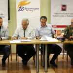 Studenci PŚK pomogą w inwentaryzacji obiektów budowlanych znajdujących się na terenach świętokrzyskich i nadnidziańskich parków krajobrazowych - podpisanie umowy. Na zdjęciu: prof PŚK dr hab. inż. Grzegorz Świt, prof dr hab. inż Wiesław Trąmpczyński, Adam Jarubas - marszałek województwa świętokrzyskiego, Tomasz Hałatkiewicz - dyrektor Zespołu Świętokrzyskich i Nadnidziańskich Parków Krajobrazowych / Marzena Mąkosa / Radio Kielce