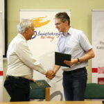 Studenci PŚK pomogą w inwentaryzacji obiektów budowlanych znajdujących się na terenach świętokrzyskich i nadnidziańskich parków krajobrazowych - podpisanie umowy. Na zdjęciu: prof dr hab. inż Wiesław Trąmpczyński i Adam Jarubas - marszałek województwa świętokrzyskiego / Marzena Mąkosa / Radio Kielce