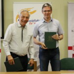 Studenci PŚK pomogą w inwentaryzacji obiektów budowlanych znajdujących się na terenach świętokrzyskich i nadnidziańskich parków krajobrazowych - podpisanie umowy. Na zdjęciu: prof dr hab. inż Wiesław Trąmpczyński i Adam Jarubas - marszałek województwa świętokrzyskiego / Marzena Mąkosa / Radio Kielce