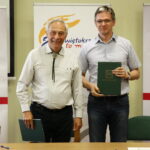 Studenci PŚK pomogą w inwentaryzacji obiektów budowlanych znajdujących się na terenach świętokrzyskich i nadnidziańskich parków krajobrazowych - podpisanie umowy. Na zdjęciu: prof dr hab. inż Wiesław Trąmpczyński i Adam Jarubas - marszałek województwa świętokrzyskiego / Marzena Mąkosa / Radio Kielce