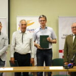 Studenci PŚK pomogą w inwentaryzacji obiektów budowlanych znajdujących się na terenach świętokrzyskich i nadnidziańskich parków krajobrazowych - podpisanie umowy. Na zdjęciu: prof PŚK dr hab. inż. Grzegorz Świt, prof dr hab. inż Wiesław Trąmpczyński, Adam Jarubas - marszałek województwa świętokrzyskiego, Tomasz Hałatkiewicz - dyrektor Zespołu Świętokrzyskich i Nadnidziańskich Parków Krajobrazowych / Marzena Mąkosa / Radio Kielce