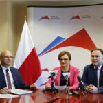 Wojewoda podpisuje umowy na remonty i utrzymanie dróg wojewódzkich / Marzena Mąkosa / Radio Kielce