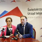 Wojewoda podpisuje umowy na remonty i utrzymanie dróg wojewódzkich / Marzena Mąkosa / Radio Kielce