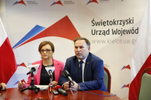 Wojewoda podpisuje umowy na remonty i utrzymanie dróg wojewódzkich / Marzena Mąkosa / Radio Kielce