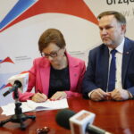 Wojewoda podpisuje umowy na remonty i utrzymanie dróg wojewódzkich / Marzena Mąkosa / Radio Kielce