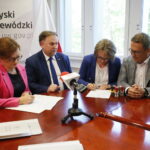 Wojewoda podpisuje umowy na remonty i utrzymanie dróg wojewódzkich / Marzena Mąkosa / Radio Kielce