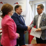 Wojewoda podpisuje umowy na remonty i utrzymanie dróg wojewódzkich / Marzena Mąkosa / Radio Kielce