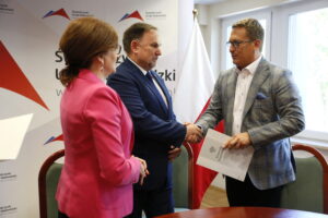 Wojewoda podpisuje umowy na remonty i utrzymanie dróg wojewódzkich / Marzena Mąkosa / Radio Kielce