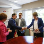 Wojewoda podpisuje umowy na remonty i utrzymanie dróg wojewódzkich / Marzena Mąkosa / Radio Kielce