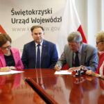 Wojewoda podpisuje umowy na remonty i utrzymanie dróg wojewódzkich / Marzena Mąkosa / Radio Kielce