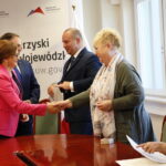 Wojewoda podpisuje umowy na remonty i utrzymanie dróg wojewódzkich / Marzena Mąkosa / Radio Kielce