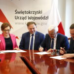 Wojewoda podpisuje umowy na remonty i utrzymanie dróg wojewódzkich / Marzena Mąkosa / Radio Kielce