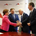 Wojewoda podpisuje umowy na remonty i utrzymanie dróg wojewódzkich / Marzena Mąkosa / Radio Kielce