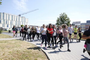 Bieg studentów przez Kampus Uniwersytetu Jana Kochanowskiego w Kielcach / Marzena Mąkosa / Radio Kielce