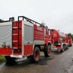 Działania służb ratunkowych po wykolejeniu się cysterny kolejowej z gazem propan - butanem po zderzeniu z ciężarówką / Marzena Mąkosa / Radio Kielce