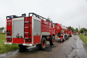 Działania służb ratunkowych po wykolejeniu się cysterny kolejowej z gazem propan - butanem po zderzeniu z ciężarówką / Marzena Mąkosa / Radio Kielce