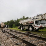 Działania służb ratunkowych po wykolejeniu się cysterny kolejowej z gazem propan - butanem po zderzeniu z ciężarówką / Marzena Mąkosa / Radio Kielce