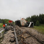 Działania służb ratunkowych po wykolejeniu się cysterny kolejowej z gazem propan - butanem po zderzeniu z ciężarówką / Marzena Mąkosa / Radio Kielce