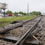 Działania służb ratunkowych po wykolejeniu się cysterny kolejowej z gazem propan - butanem po zderzeniu z ciężarówką / Marzena Mąkosa / Radio Kielce