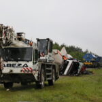 Działania służb ratunkowych po wykolejeniu się cysterny kolejowej z gazem propan - butanem po zderzeniu z ciężarówką / Marzena Mąkosa / Radio Kielce