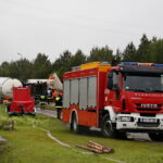 Działania służb ratunkowych po wykolejeniu się cysterny kolejowej z gazem propan - butanem po zderzeniu z ciężarówką / Marzena Mąkosa / Radio Kielce