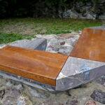 Zniszczone "Ławeczki Jerzego Kapuścińskiego" na kieleckiej Kadzielni / Marzena Mąkosa / Radio Kielce