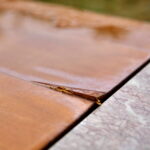 Zniszczone "Ławeczki Jerzego Kapuścińskiego" na kieleckiej Kadzielni / Marzena Mąkosa / Radio Kielce