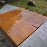 Zniszczone "Ławeczki Jerzego Kapuścińskiego" na kieleckiej Kadzielni / Marzena Mąkosa / Radio Kielce