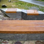 Zniszczone "Ławeczki Jerzego Kapuścińskiego" na kieleckiej Kadzielni / Marzena Mąkosa / Radio Kielce