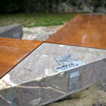 Zniszczone "Ławeczki Jerzego Kapuścińskiego" na kieleckiej Kadzielni / Marzena Mąkosa / Radio Kielce